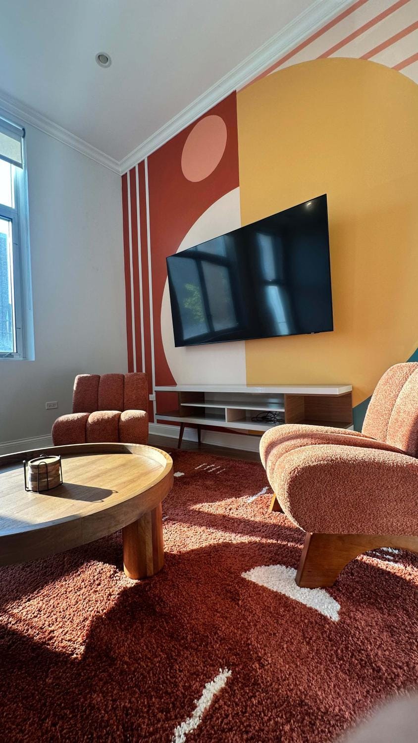 Chic 2 BR 1 Parking Sleeps 6 Apartment in Chicago