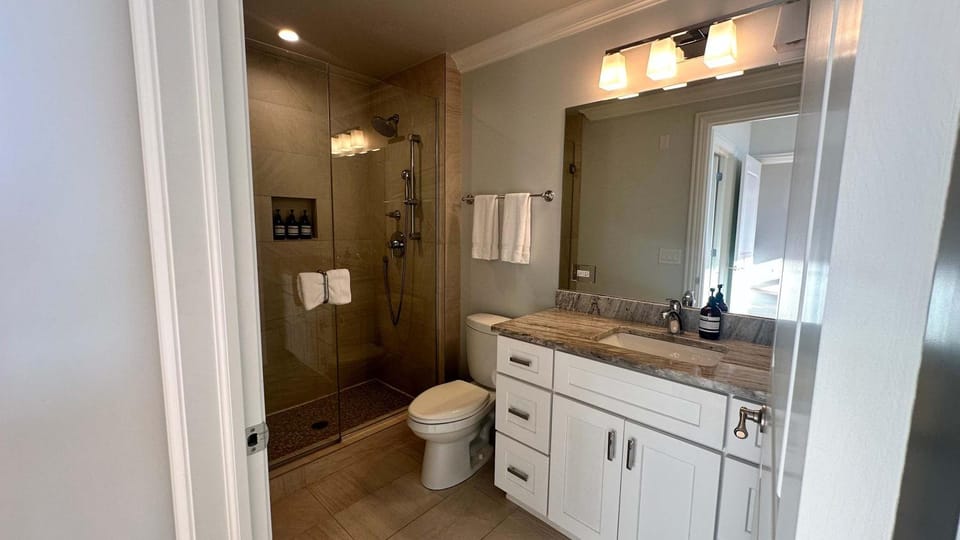 Chic 2 BR 1 Parking Sleeps 6 Apartment in Chicago