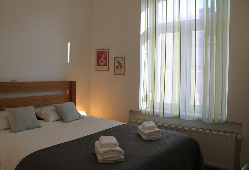 Bedroom, towels