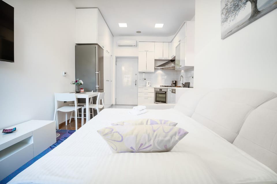 Bed, TV and multimedia, Kitchen or kitchenette, Living room, Photo of the whole room, Seating area, Dining area, oven, stove