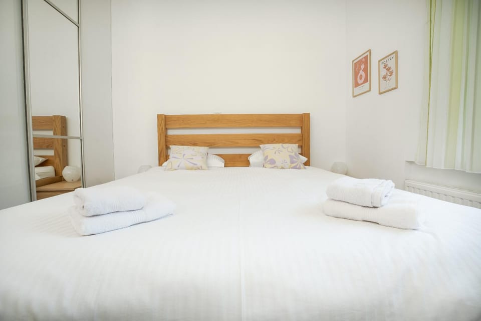 Bed, Photo of the whole room, Bedroom, towels