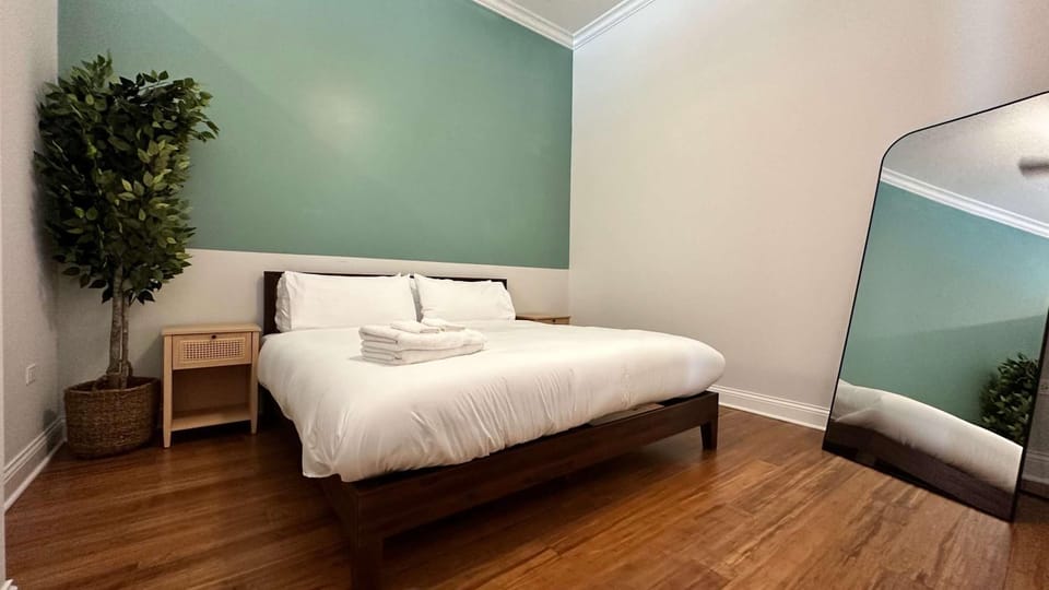 Cozy 1 BR 1 Parking Sleeps 4 Apartment in Chicago