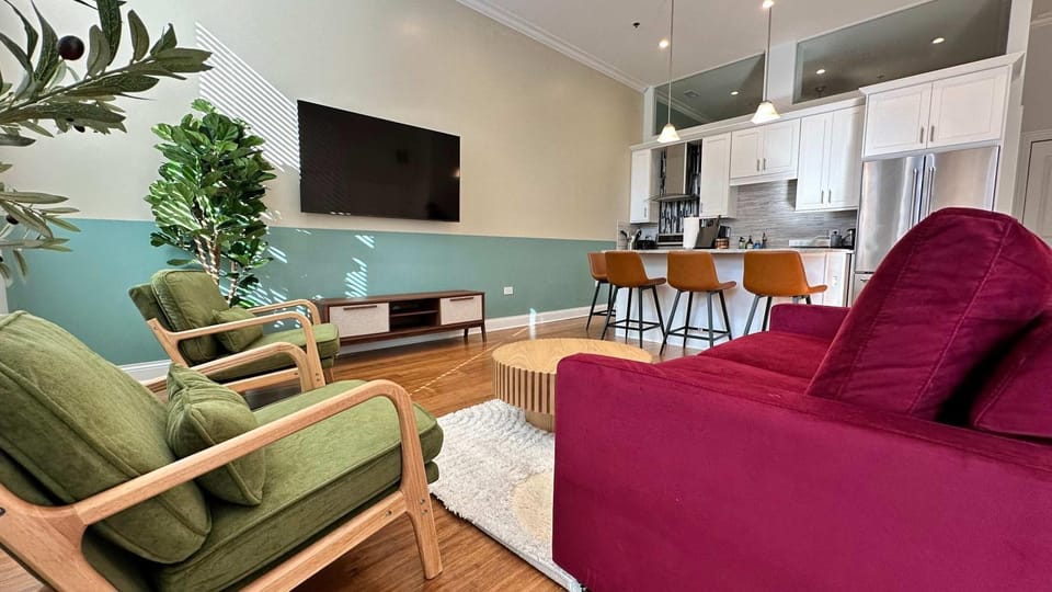 Cozy 1 BR 1 Parking Sleeps 4 Apartment in Chicago