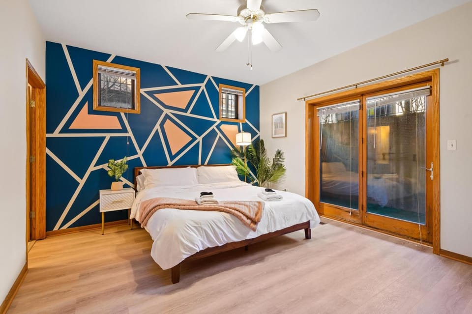 Modern Apt Billiards 1 Private Patio 1 Parking Apartment in Wicker Park