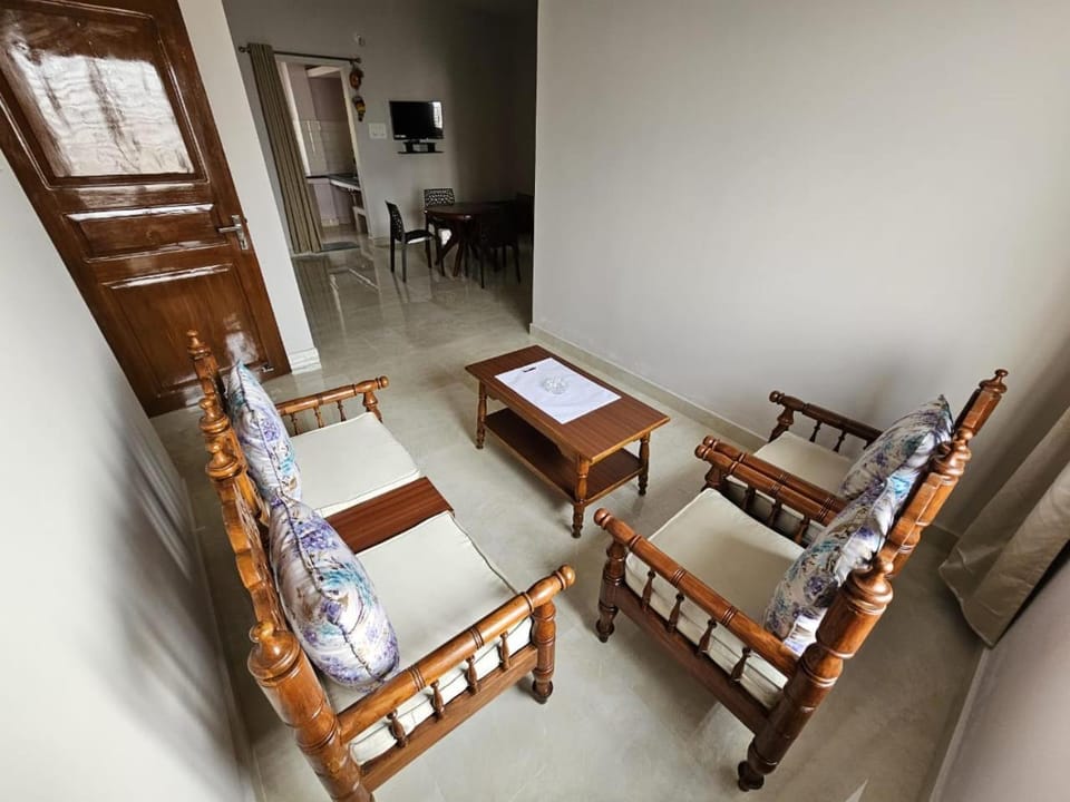 TV and multimedia, Seating area, Dining area