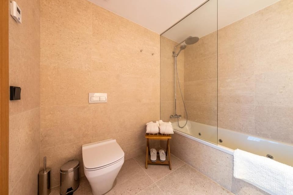 Shower, Toilet, Bathroom, Bath, towels