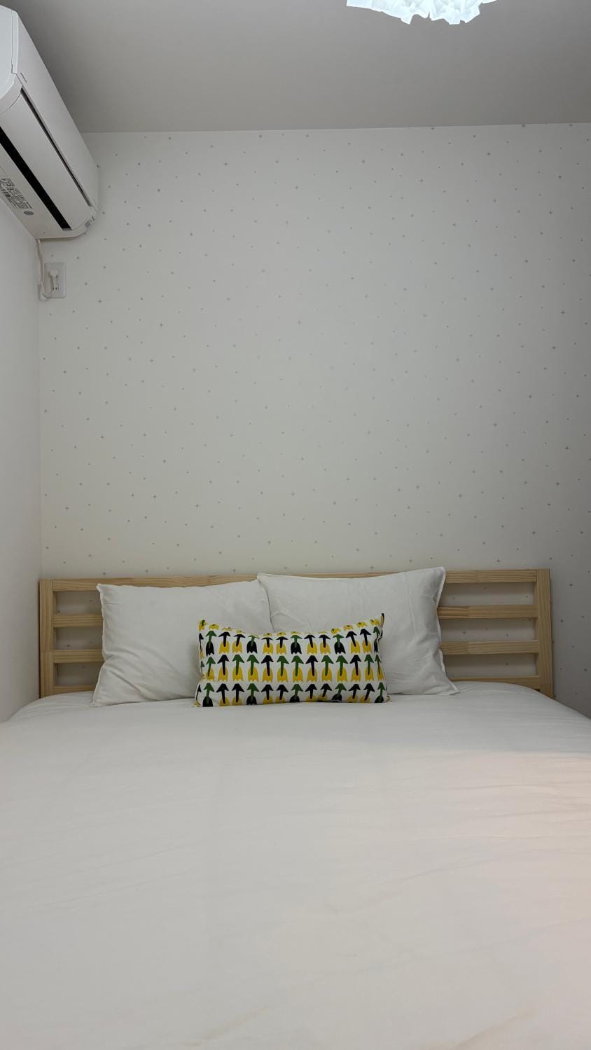 Bed, Photo of the whole room, Bedroom, air conditioner