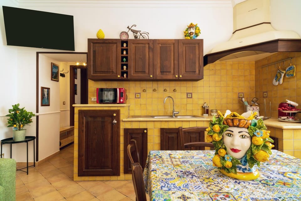 Property building, Kitchen or kitchenette, Living room