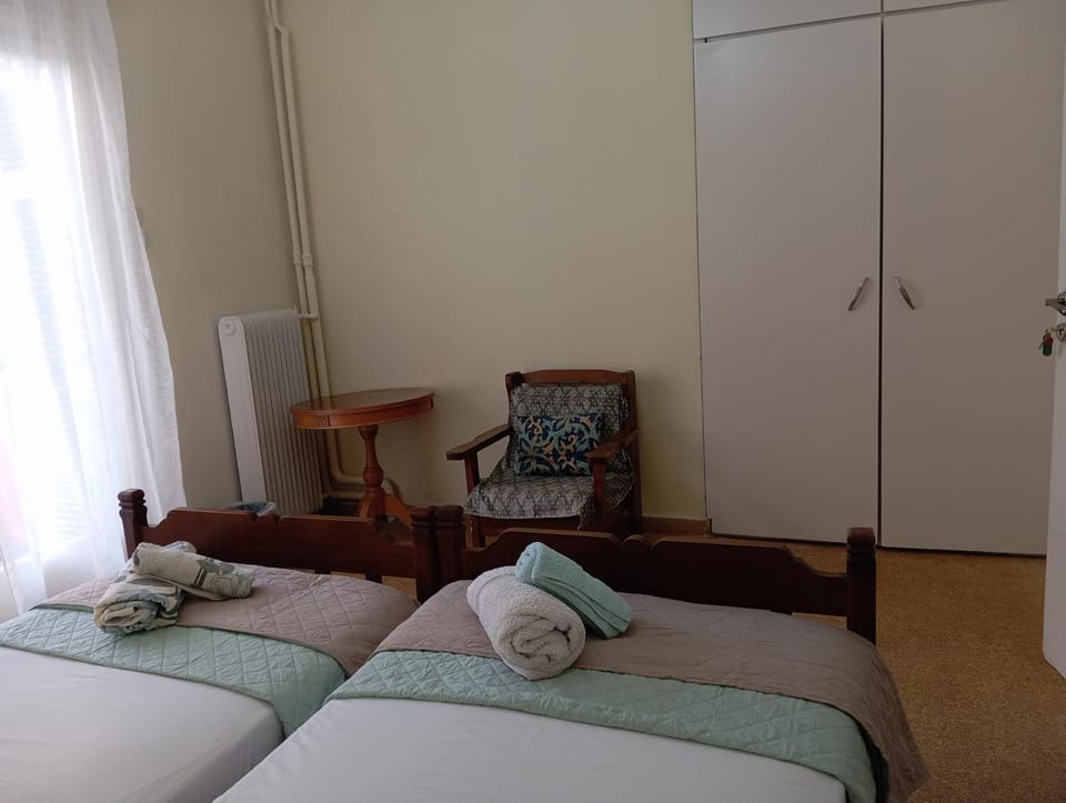 ROOM 2 single beds 5' from metro Vacation rental in Athens