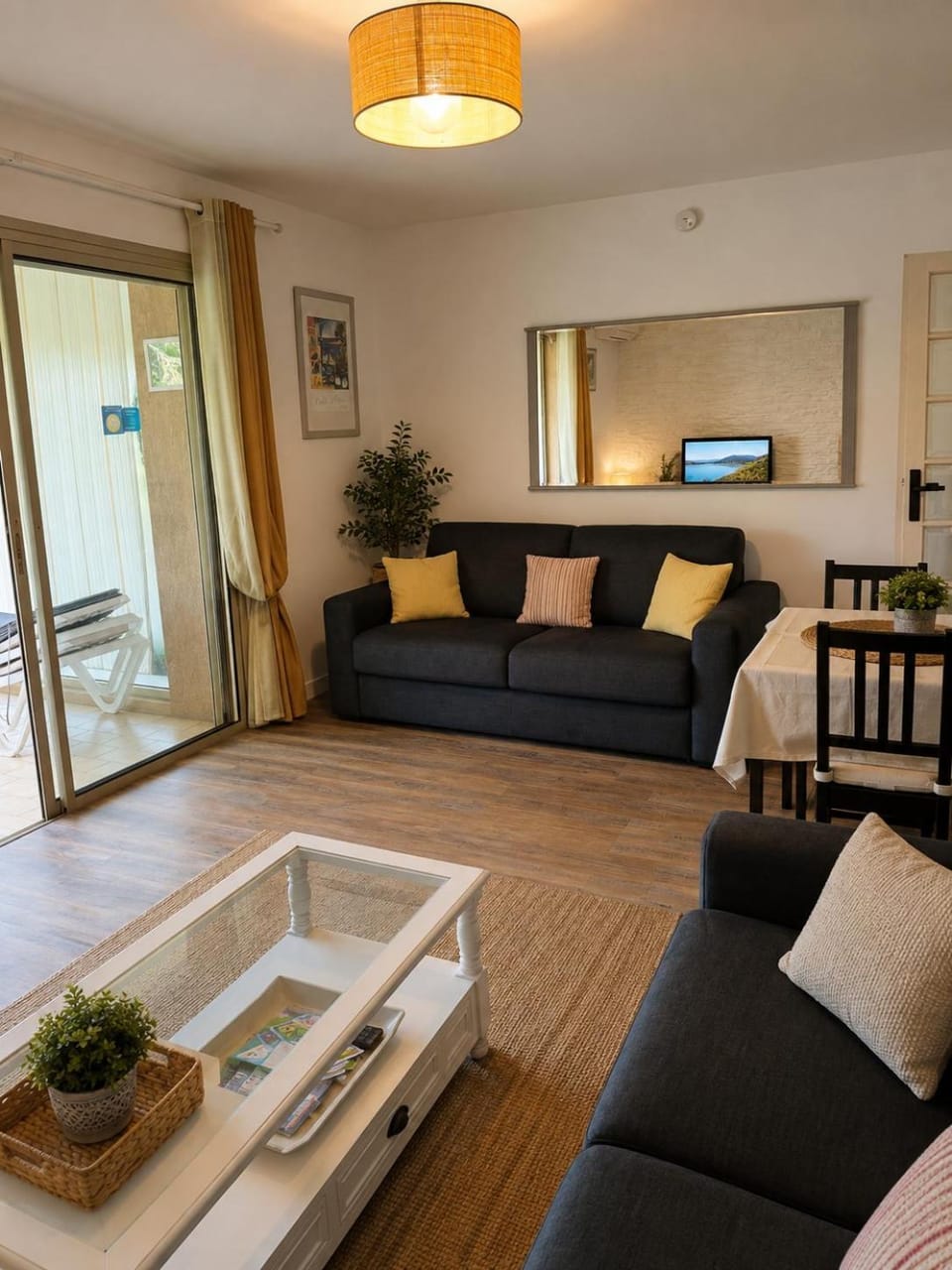 Apt "Laura" Terrasse - Parking - Plage - 5pers Apartment in Antibes