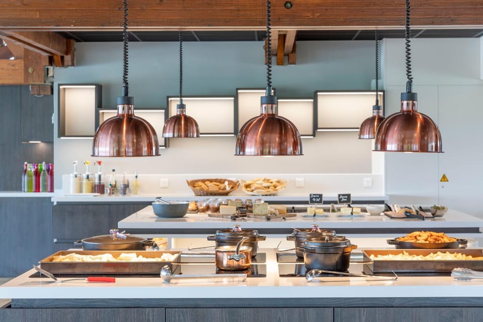 Property building, Restaurant/places to eat, Food, Meals, Breakfast, Lunch