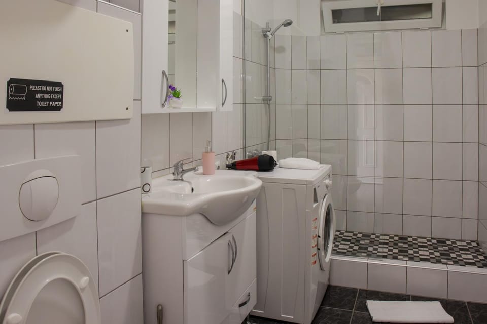 Shower, Toilet, Bathroom, towels, washing machine