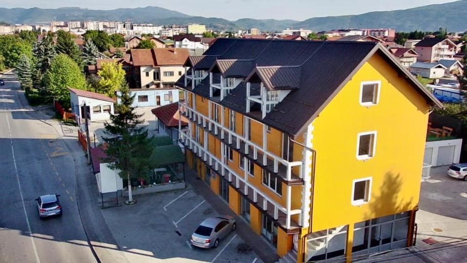 Property building, Day, Neighbourhood, Natural landscape, Bird's eye view, City view, Mountain view, Street view, Location, Parking