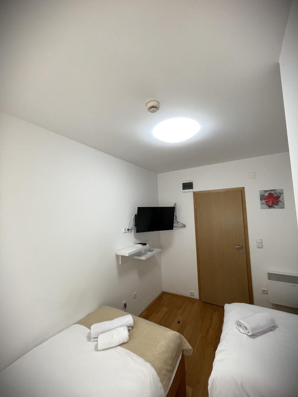 Bed, TV and multimedia, Photo of the whole room, Bedroom, towels