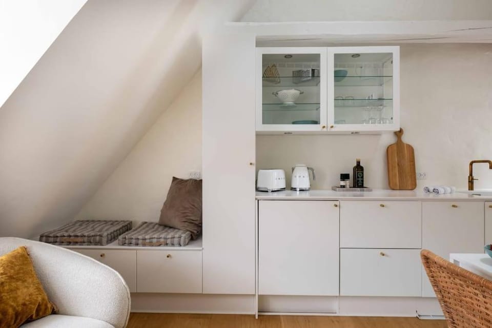 Coffee/tea facilities, Kitchen or kitchenette, Seating area