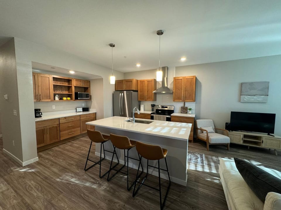 TV and multimedia, Kitchen or kitchenette, Living room, Seating area, Dining area, oven