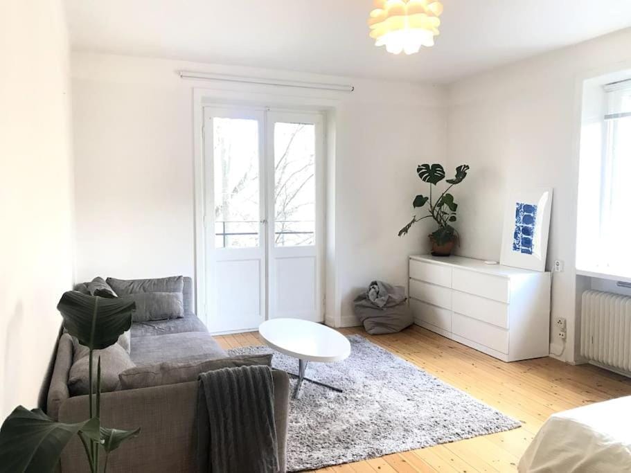 Bed, Living room, Seating area, Bedroom