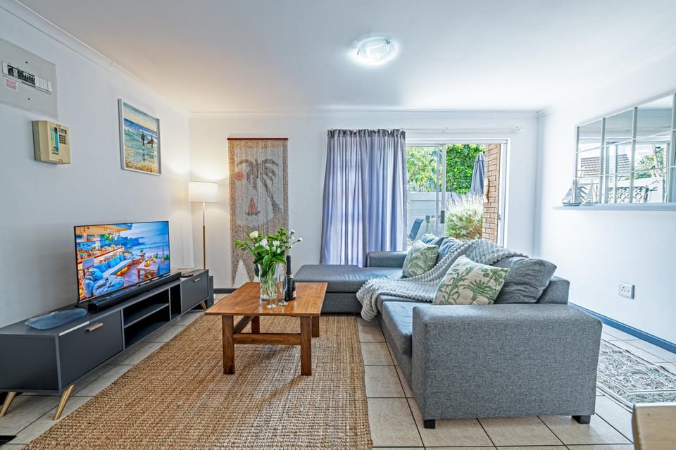 Communal lounge/ TV room, TV and multimedia, Living room, Seating area, Evening entertainment