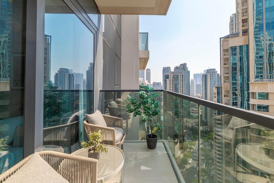 Property building, Day, View (from property/room), Balcony/Terrace, Seating area, City view