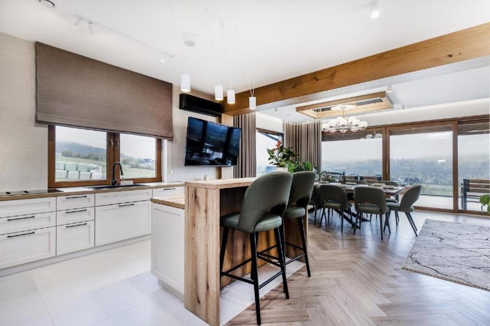Communal lounge/ TV room, TV and multimedia, Kitchen or kitchenette, Living room, Dining area, Mountain view, air conditioner