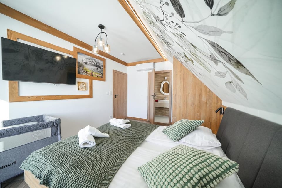 Bed, TV and multimedia, Photo of the whole room, Bedroom, towels, air conditioner