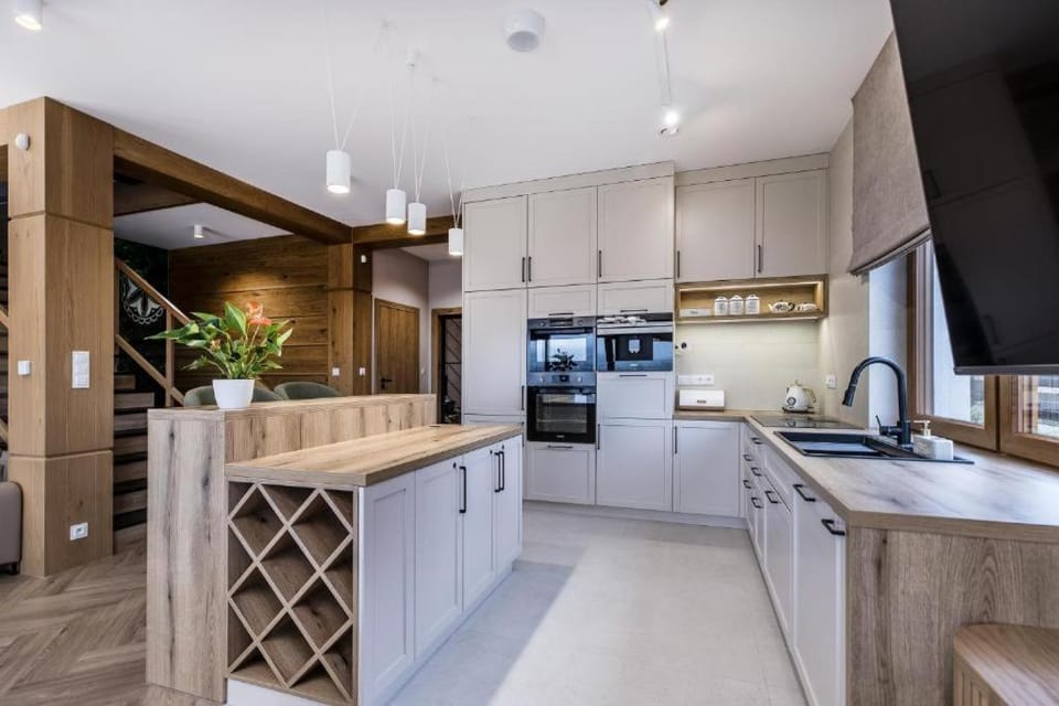 Kitchen or kitchenette, dishwasher, stove