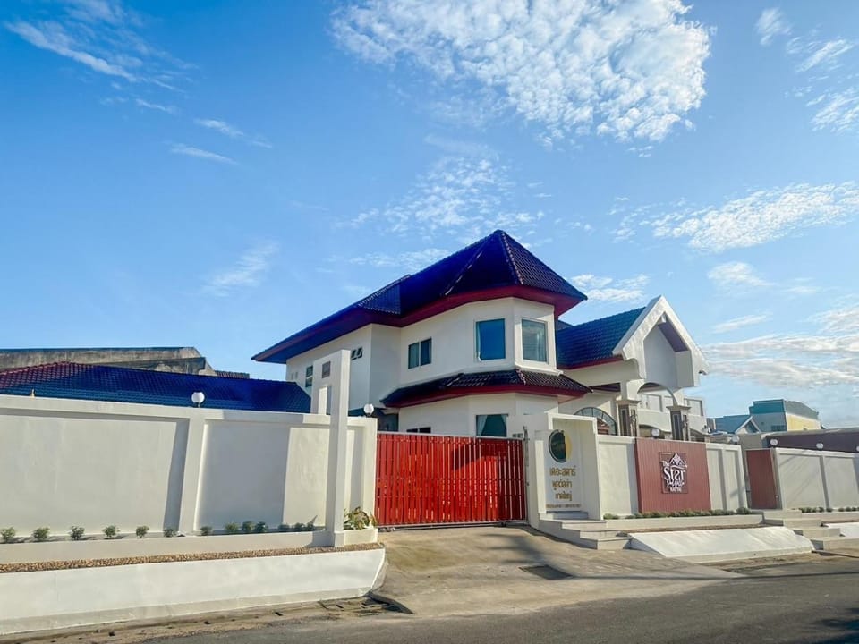 Property building, Facade/entrance, Day