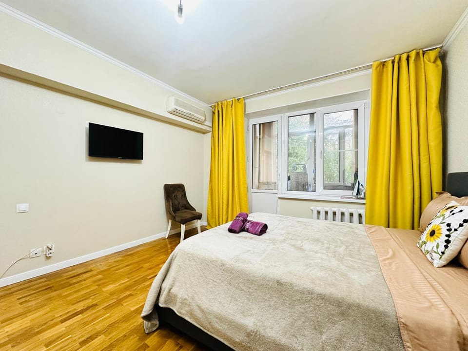 TV and multimedia, Seating area, Bedroom