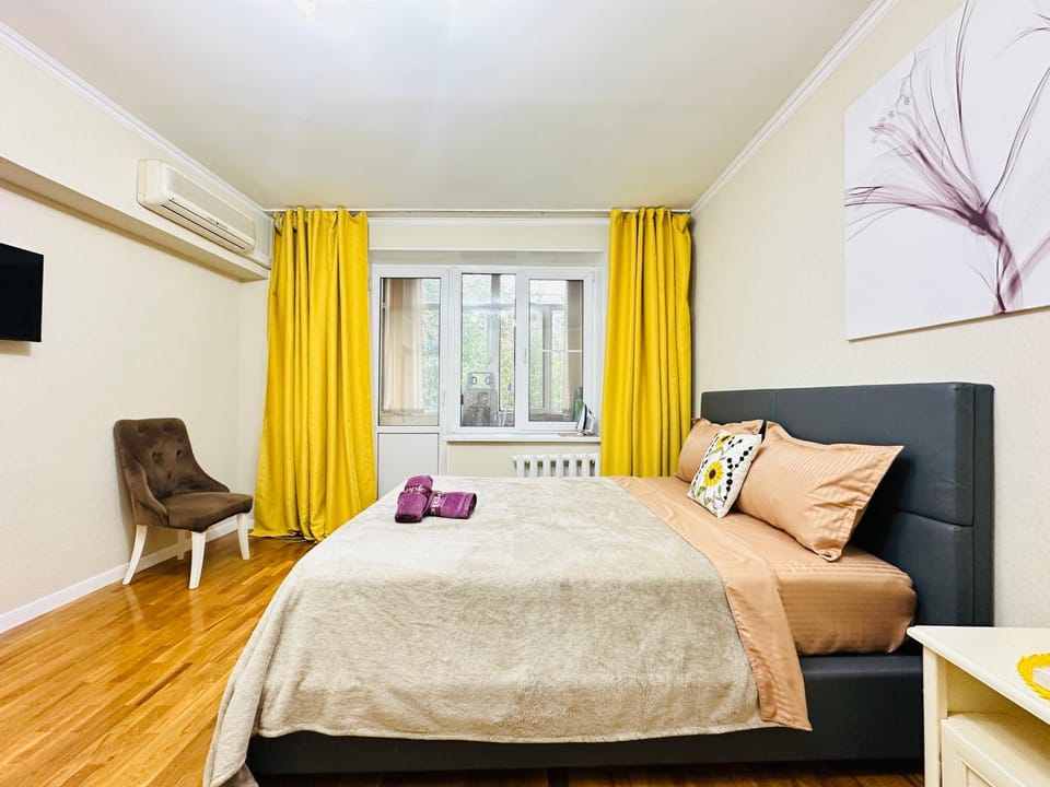 Bed, Photo of the whole room, Seating area, Bedroom