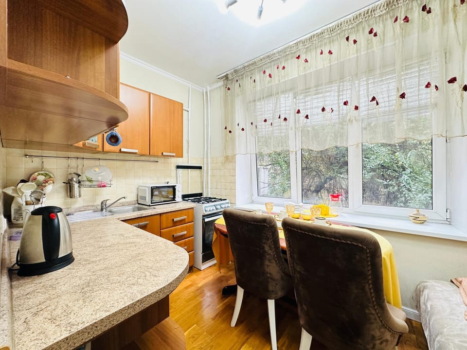 Coffee/tea facilities, Kitchen or kitchenette, Dining area, stove
