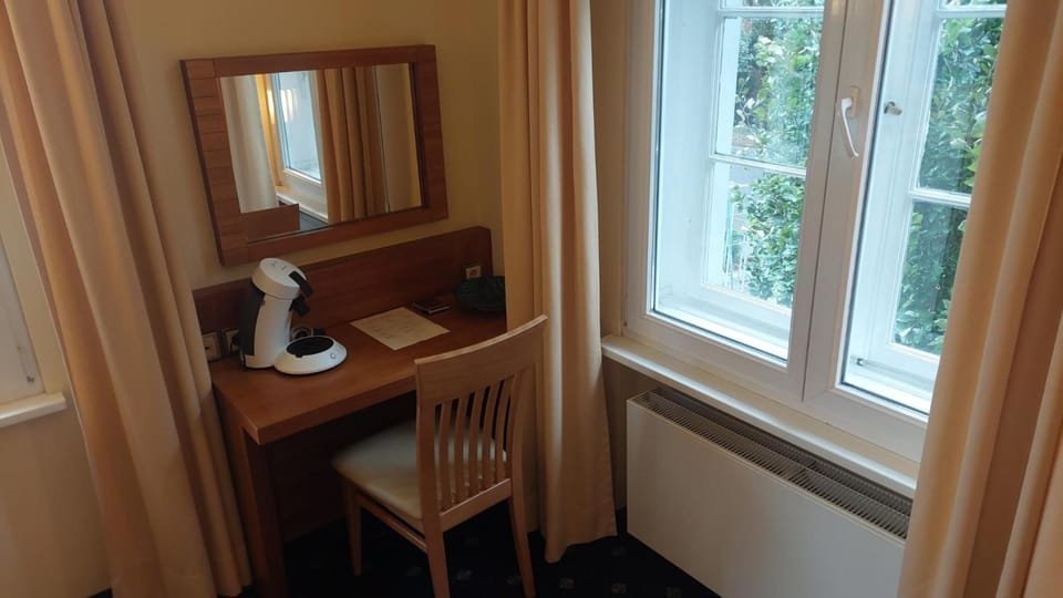 die Villa, Zimmer 25, EZ Apartment in Leverkusen