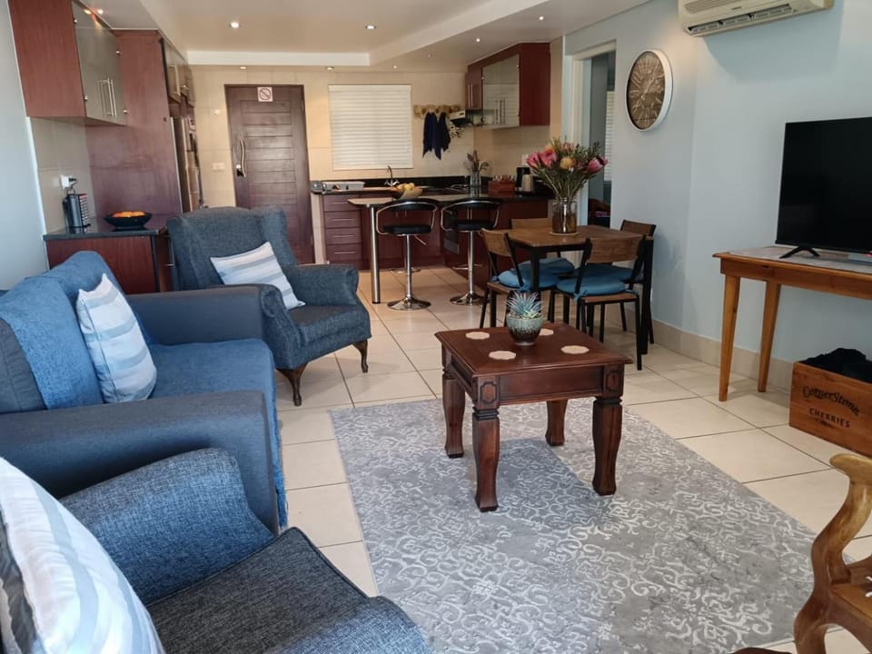 TV and multimedia, Kitchen or kitchenette, Living room, Seating area, Dining area