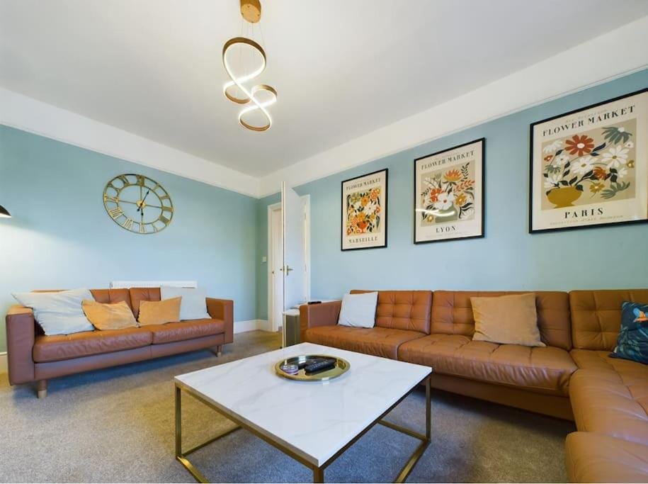 Central Escape with Rooftop Jacuzzi Apartment in Eastbourne