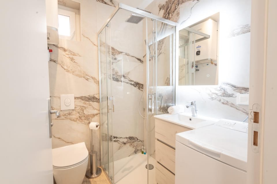 Bathroom, towels