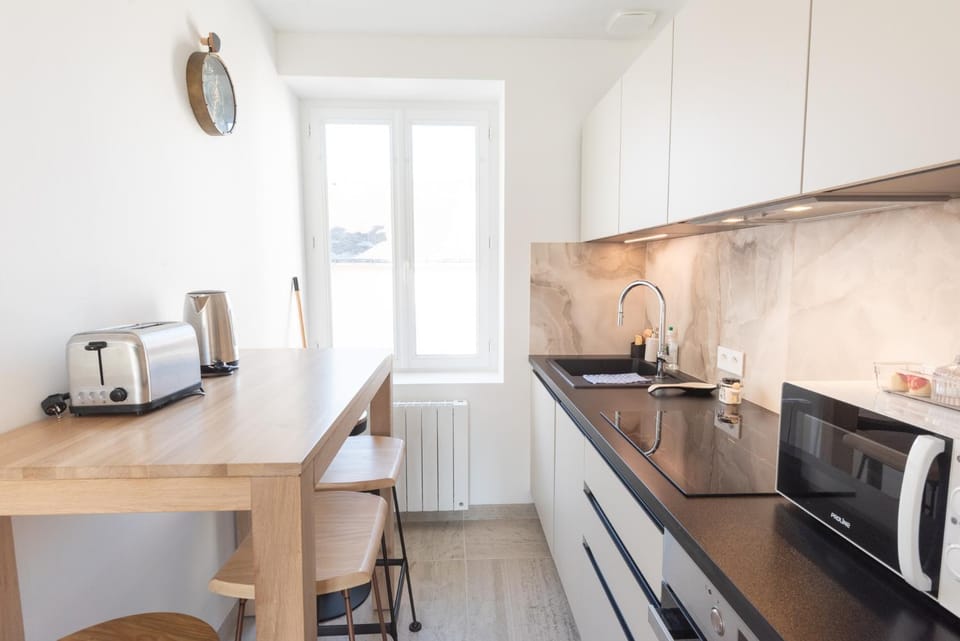 Kitchen or kitchenette, Dining area, dishwasher, oven, stove, toaster, kitchen