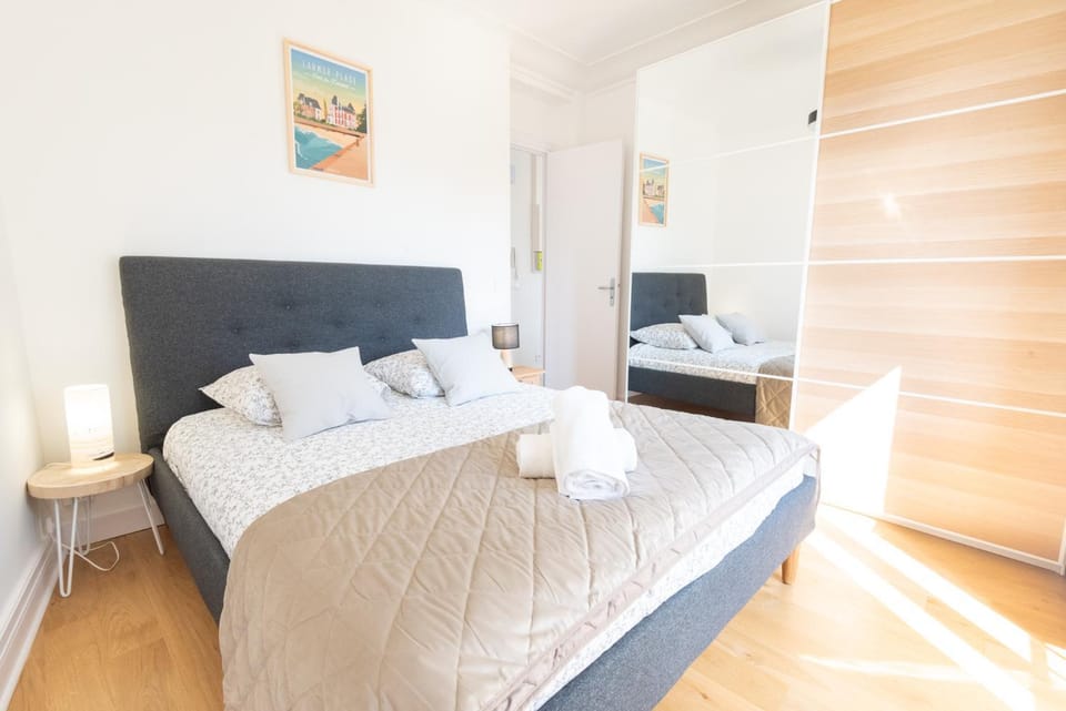 Bed, Photo of the whole room, Bedroom, towels