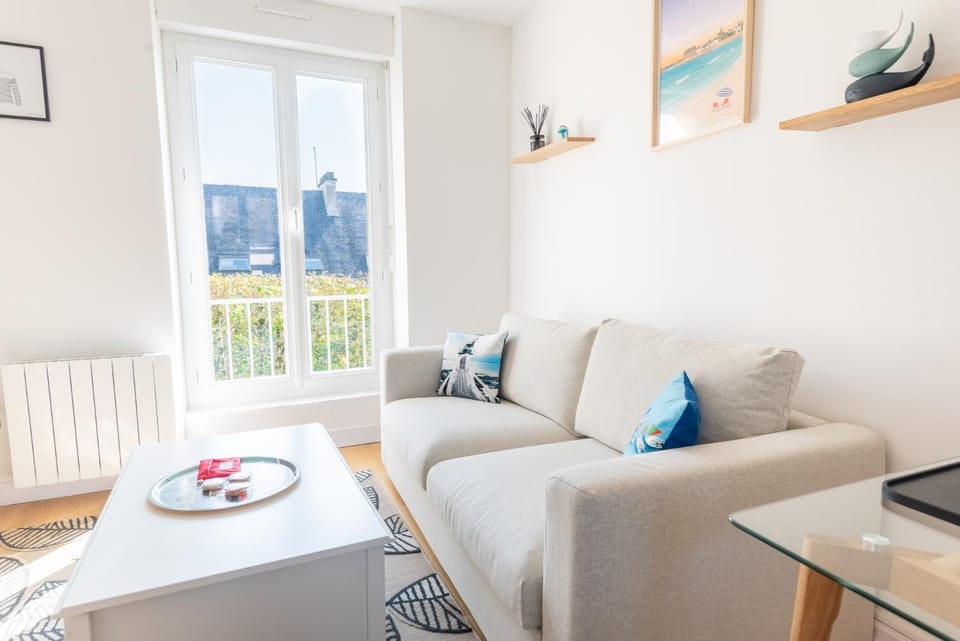 Living room, Seating area, internet