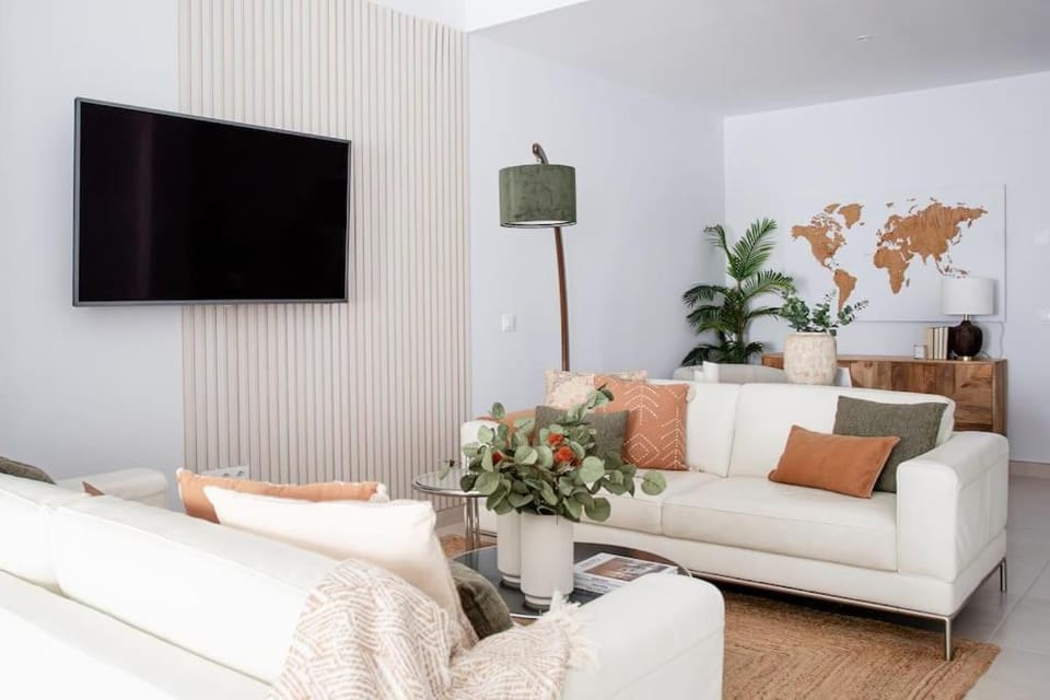Communal lounge/ TV room, TV and multimedia, Living room, Seating area, Evening entertainment