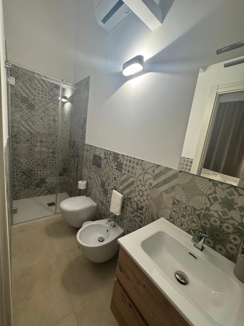 Shower, Toilet, Bathroom, bidet, towels