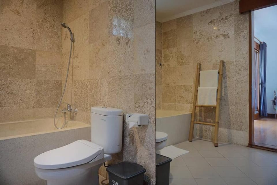 Shower, Toilet, Bathroom, Bath