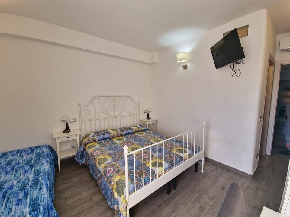 Shower, Toilet, Bedroom, heating, internet, locker, safe, towels
