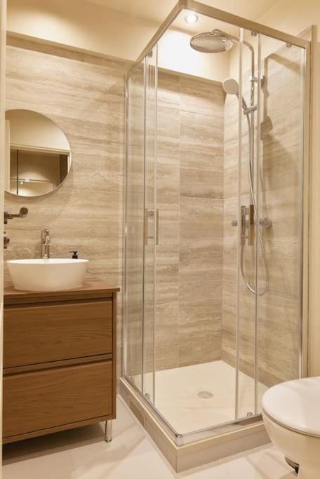 Saint Charles Room - Duke Housing Apartment in Paris