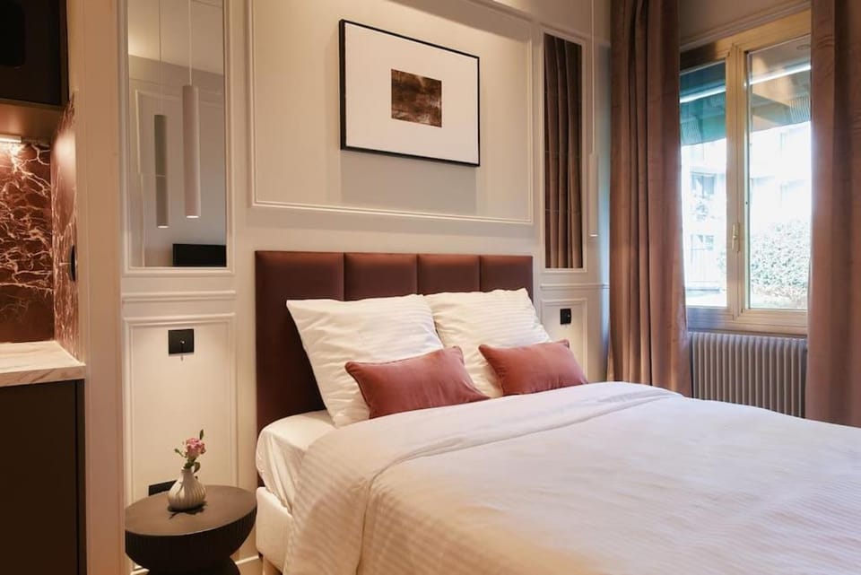 Rosso Levanto Room - Duke Housing Apartment in Paris