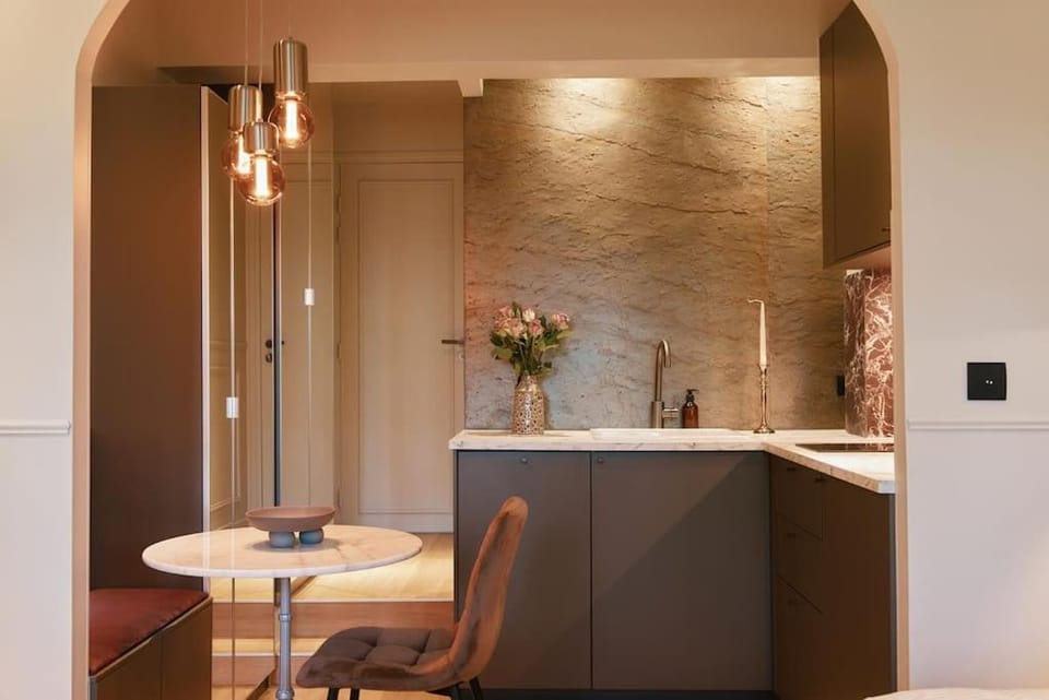 Rosso Levanto Room - Duke Housing Apartment in Paris