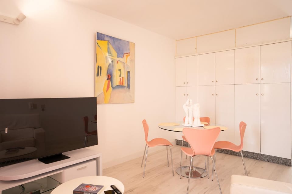 TV and multimedia, Kitchen or kitchenette, Living room, Seating area, Dining area