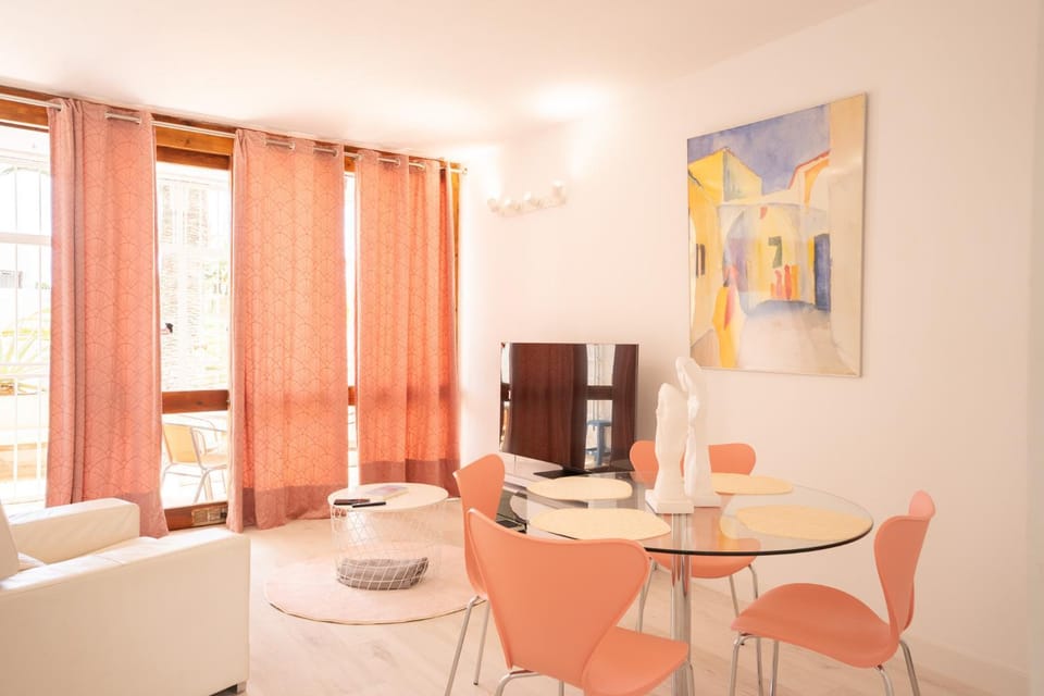Communal lounge/ TV room, TV and multimedia, Living room, Seating area, Dining area, Evening entertainment