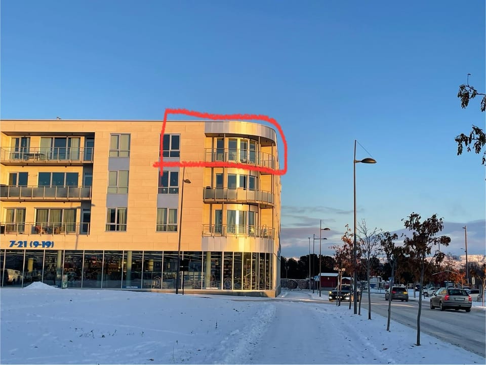 Property building, Day, Winter, Balcony/Terrace, Location