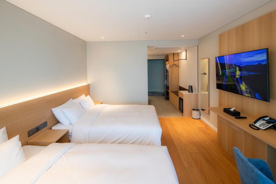 Bed, TV and multimedia, Bedroom