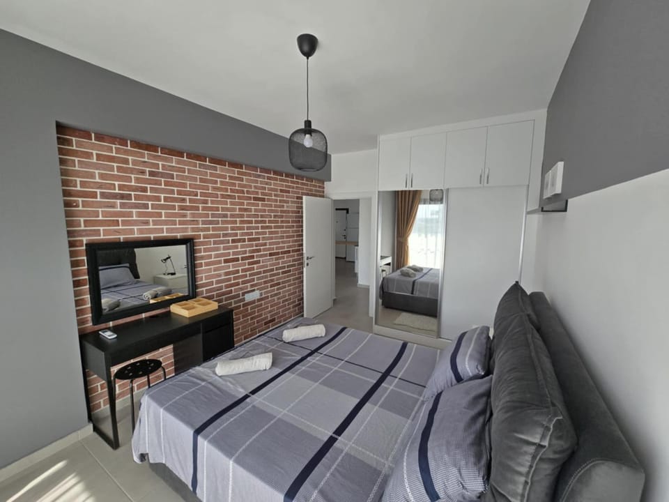 Communal lounge/ TV room, Bed, TV and multimedia, Living room, Photo of the whole room, Seating area, Evening entertainment, Bedroom