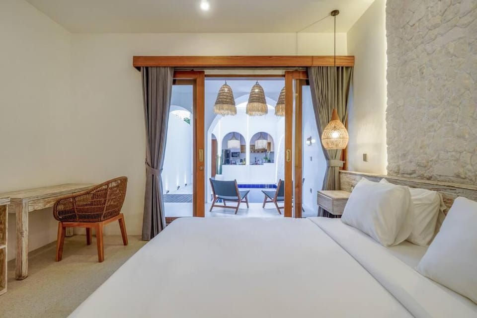 Bed, Photo of the whole room, Seating area, Bedroom